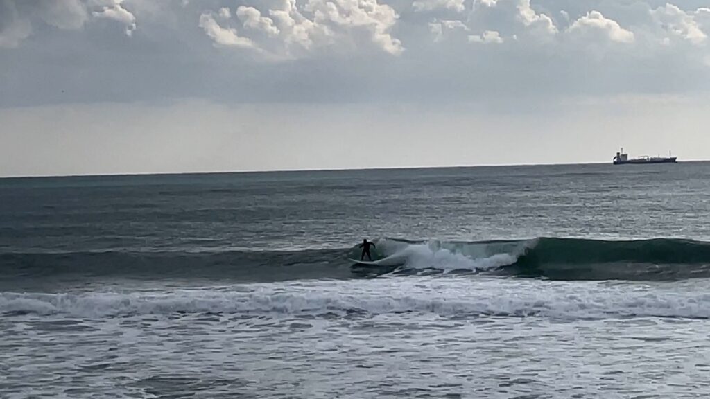 Surfer surfing on the wave.